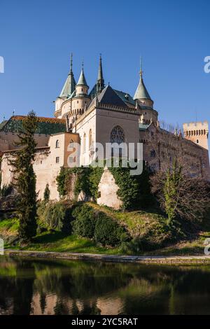 Blick aus der Vogelperspektive auf die mittelalterliche Burg Bojnice, UNESCO-Weltkulturerbe in der Slowakei. Burg mit gotischen und Renaissance-Elementen aus dem 12. Jahrhundert. Stockfoto
