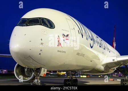 Nahaufnahme der Nasenkegel- und Banditenmaske des G-VNVR Virgin Atlantic Airways Airbus A350-1041 am Flughafen Edinburgh Stockfoto