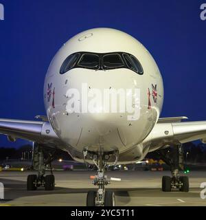 Sehen Sie die Nasenkegel- und Banditenmaske des G-VNVR Virgin Atlantic Airways Airbus A350-1041 am Flughafen Edinburgh aus nächster Nähe Stockfoto