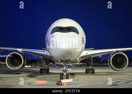 Sehen Sie die Nasenkegel- und Banditenmaske des G-VNVR Virgin Atlantic Airways Airbus A350-1041 am Flughafen Edinburgh aus nächster Nähe Stockfoto