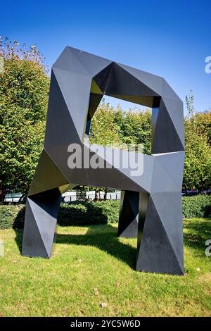 WASHINGTON DC, USA – Tony Smith's Moondog, eine große minimalistische Skulptur, die 1964 modelliert und 1998–1999 hergestellt wurde, ist in der National Gallery of Art Sculpture Garden zu sehen. Diese geometrische Skulptur aus lackiertem Aluminium ist ein Schlüsselbeispiel für Smiths Erforschung abstrakter Formen und Räume und macht sie zu einem bedeutenden Werk in Washington, DC, der Outdoor-Kunstszene. Stockfoto