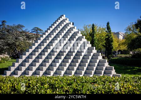 WASHINGTON DC, Vereinigte Staaten — die vierseitige Pyramide von Sol LeWitt, die sich in der National Gallery of Art Sculpture Garden befindet, wurde 1997 erstmals installiert und 1999 hergestellt. Dieses minimalistische Kunstwerk aus Betonblöcken und Mörtel ist eine der wichtigsten öffentlichen Kunstinstallationen in Washington, DC und unterstreicht LeWitts charakteristischen geometrischen und abstrakten Stil. Stockfoto