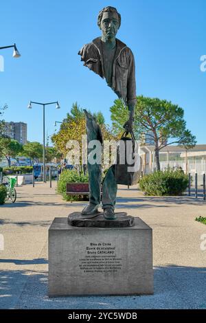 Marseille. Frankreich - 21. Oktober 2024: In der Nähe der Kathedrale in Marseille, steht diese Blue de Chine Skulptur als Zeugnis der reichen Geschichte der Stadt und Stockfoto