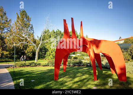 WASHINGTON DC, USA – Alexander Calders Cheval Rouge, eine leuchtend rote Skulptur aus Blech und Farbe, steht im National Gallery of Art Sculpture Garden. Dieses 1974 entstandene dynamische Stück ist eines von Calders ikonischen Werken und zeigt seinen einzigartigen Stil abstrakter geometrischer Formen in einem öffentlichen Außenbereich in Washington, DC. Stockfoto