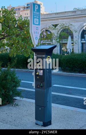 Marseille. Frankreich - 21. Oktober 2024: Dieses Bild zeigt einen Fahrkartenautomat, der für das Parken von Fahrzeugen auf den Straßen von Marseille verwendet wird. Die Maschine ist Stockfoto