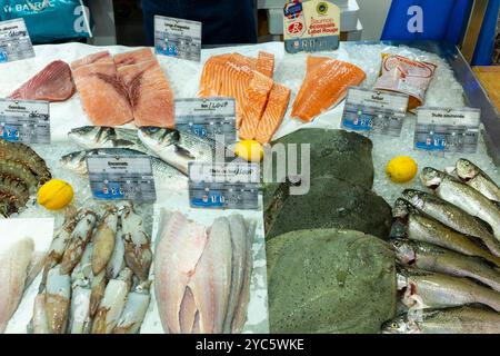 Fischtheke in Les Halles, Meze, Herault, Occitanie, Frankreich, Europa Stockfoto