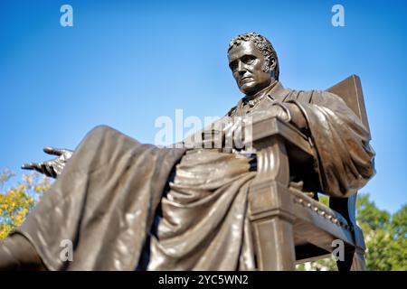 WASHINGTON DC, Vereinigte Staaten – Eine Bronzestatue von John Marshall, die 1883 von William Wetmore Story geschaffen wurde, befindet sich im John Marshall Park, Washington, DC. Die Statue, die den einflussreichen Chief Justice in seinem Justizgewand darstellt, wurde 1985 installiert. Marshall gilt als eine Schlüsselfigur bei der Einführung einer gerichtlichen Überprüfung in den Vereinigten Staaten. Stockfoto