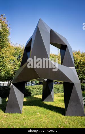 WASHINGTON DC, USA – Tony Smith's Moondog, eine große minimalistische Skulptur, die 1964 modelliert und 1998–1999 hergestellt wurde, ist in der National Gallery of Art Sculpture Garden zu sehen. Diese geometrische Skulptur aus lackiertem Aluminium ist ein Schlüsselbeispiel für Smiths Erforschung abstrakter Formen und Räume und macht sie zu einem bedeutenden Werk in Washington, DC, der Outdoor-Kunstszene. Stockfoto