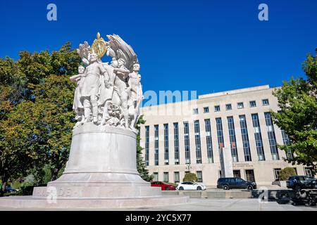 WASHINGTON DC, USA – das General George Meade Memorial an der Pennsylvania Avenue erinnert an den General der Union Army, der für seine Führung in der Schlacht von Gettysburg bekannt ist. Die Bronzestatue wurde 1927 von Henry Kirke Bush-Brown geweiht. In der Nähe befindet sich das E. Barrett Prettyman United States Courthouse, ein prominentes Gerichtsgebäude, am Judiciary Square, in dem sich das U.S. District Court for the District of Columbia befindet. Stockfoto