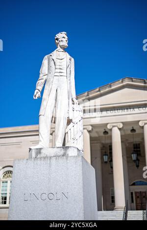 WASHINGTON DC, USA – die Statue von Abraham Lincoln, die von Lot Flannery geschaffen wurde, steht vor dem District of Columbia Court of Appeals am Judiciary Square. Es wurde am 15. April 1868 aus Marmor geweiht und war das erste öffentliche Denkmal zu Ehren von Lincoln nach seiner Ermordung. Diese historische Statue stellt Lincoln als Staatsmann dar und erinnert an seine Führung während des Bürgerkriegs. Stockfoto