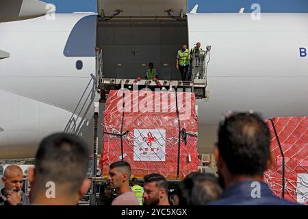 Beirut, Libanon. Oktober 2024. Mitarbeiter entladen medizinische Nothilfe aus China am Flughafen Rafik Hariri in Beirut, Libanon, 21. Oktober 2024. China hat am Montag eine Reihe medizinischer Nothilfe an den Libanon geliefert, da dieser sich mit den Opfern der andauernden grenzüberschreitenden Konflikte mit Israel auseinandersetzt. Quelle: Bilal Jawich/Xinhua/Alamy Live News Stockfoto