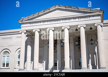 District of Columbia Court of Appeals Washington DC / WASHINGTON DC – das historische Gericht an der 430 E Street NW am Judiciary Square war seit der Neueinweihung des Gebäudes im Jahr 2009 Sitz des District of Columbia Court of Appeals – das höchste Gericht des Distrikts und funktionales Äquivalent eines obersten Gerichts des Staates. Das Gebäude wurde vom englischen Architekten George Hadfield entworfen und im August 1820 eröffnet und ist eines der ältesten Regierungsgebäude in Washington und wurde ursprünglich als Sitz des gewählten Bürgermeisters und rates der Stadt erbaut. Das Gebäude wurde von der Bundesregierung in erworben Stockfoto