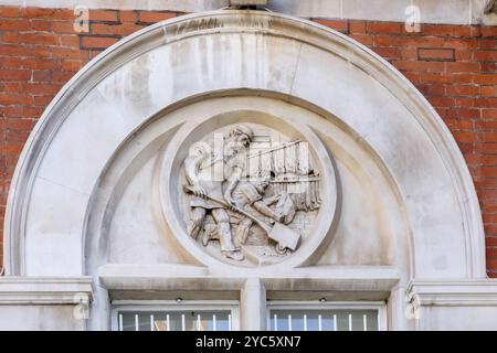 Fries mit viktorianischen Lederarbeitern im Gebäude 1878 in Bermondsey, London, Großbritannien Stockfoto