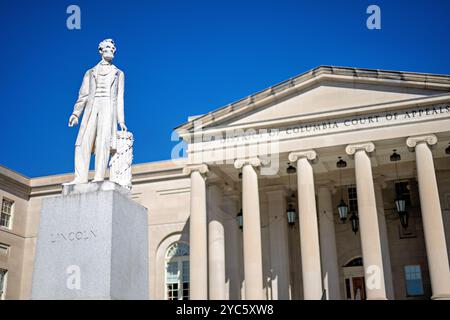 WASHINGTON DC, USA – die Statue von Abraham Lincoln, die von Lot Flannery geschaffen wurde, steht vor dem District of Columbia Court of Appeals am Judiciary Square. Es wurde am 15. April 1868 aus Marmor geweiht und war das erste öffentliche Denkmal zu Ehren von Lincoln nach seiner Ermordung. Diese historische Statue stellt Lincoln als Staatsmann dar und erinnert an seine Führung während des Bürgerkriegs. Stockfoto