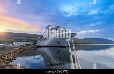 Island, das Kreuzfahrtschiff hat im Hafen von Akureyri angedockt, um den Godafoss Wasserfall und den Eyjafjordur Fjord zu besuchen. Stockfoto