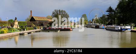 Schmalboote in den Anlegestellen der Bancroft Gardens am Fluss Avon, Stratford upon Avon Town, Warwickshire, England; Großbritannien Stockfoto