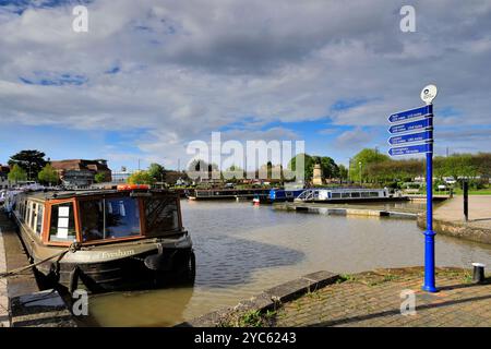 Schmalboote in den Anlegestellen der Bancroft Gardens am Fluss Avon, Stratford upon Avon Town, Warwickshire, England; Großbritannien Stockfoto