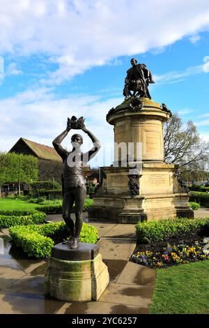 Statue von Prince Hal am Gower Memorial in Bancroft Gardens, Stratford upon Avon, Warwickshire, England das Denkmal zeigt eine Statue von William S. Stockfoto