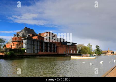 Vergnügungsboot vorbei am New Royal Shakespeare Theatre, Fluss Avon, Stadt Stratford-upon-Avon, Warwickshire, England Stockfoto