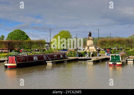 Schmalboote in den Anlegestellen der Bancroft Gardens am Fluss Avon, Stratford upon Avon Town, Warwickshire, England; Großbritannien Stockfoto