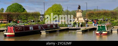 Schmalboote in den Anlegestellen der Bancroft Gardens am Fluss Avon, Stratford upon Avon Town, Warwickshire, England; Großbritannien Stockfoto