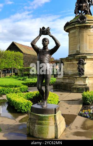 Statue von Prince Hal am Gower Memorial in Bancroft Gardens, Stratford upon Avon, Warwickshire, England das Denkmal zeigt eine Statue von William S. Stockfoto