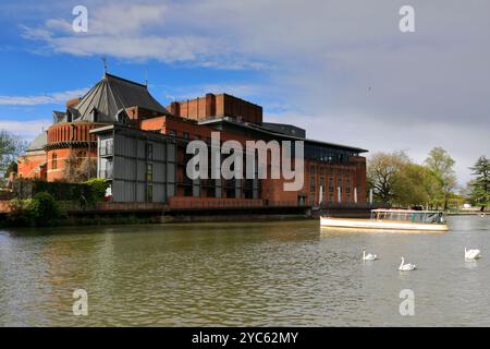 Vergnügungsboot vorbei am New Royal Shakespeare Theatre, Fluss Avon, Stadt Stratford-upon-Avon, Warwickshire, England Stockfoto