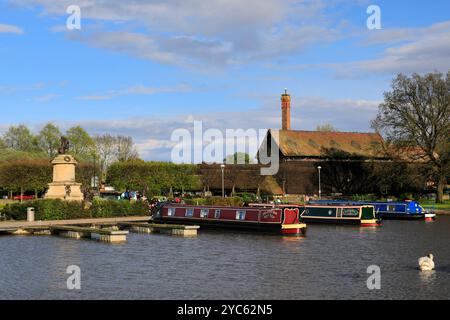 Schmalboote in den Anlegestellen der Bancroft Gardens am Fluss Avon, Stratford upon Avon Town, Warwickshire, England; Großbritannien Stockfoto