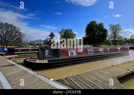 Schmalboote in den Anlegestellen der Bancroft Gardens am Fluss Avon, Stratford upon Avon Town, Warwickshire, England; Großbritannien Stockfoto