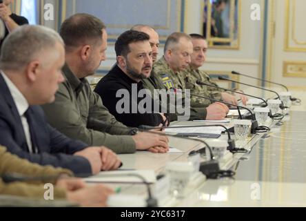 KIEW, UKRAINE - 21. OKTOBER 2024 - Präsident der Ukraine Wolodymyr Zelenskyj (C) spricht während seines Treffens mit dem US-Verteidigungsminister Lloyd Austin, Kiew, Hauptstadt der Ukraine Stockfoto