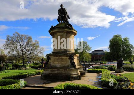 Das Gower Memorial in Bancroft Gardens, Stratford upon Avon, Warwickshire, England das Denkmal zeigt eine Statue von William Shakespeare und vier Saiblinge Stockfoto