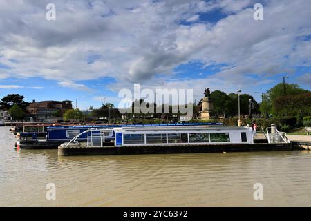 Schmalboote in den Anlegestellen der Bancroft Gardens am Fluss Avon, Stratford upon Avon Town, Warwickshire, England; Großbritannien Stockfoto