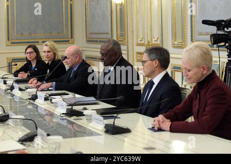 KIEW, UKRAINE - 21. OKTOBER 2024 - US-Verteidigungsminister Lloyd Austin (C) wird während seines Treffens mit dem ukrainischen Präsidenten Wolodymyr Zelenskyj, Kiew, Hauptstadt der Ukraine, gesehen Stockfoto