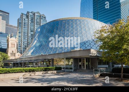 Außenansicht der Roy Thomson Hall in Toronto, Kanada, mit seinem charakteristischen geschwungenen Glasdesign. Stockfoto