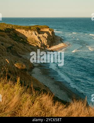 Blick auf die Klippen und das Meer vom Bluff Lookout im Camp Hero State Park, Montauk, New York Stockfoto