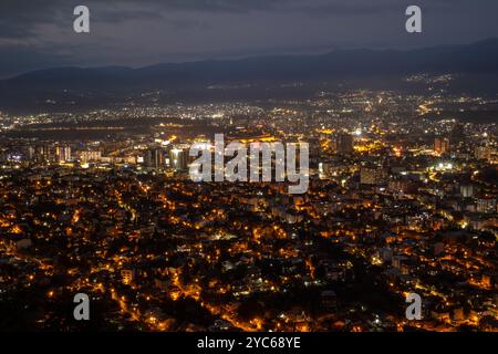 Nächtliches Stadtpanorama mit beleuchteten Gebäuden. Luftaufnahme einer modernen Stadt bei Nacht. Nachtpanorama urbane Silhouetten, eine Symphonie von Lichtern. Stockfoto