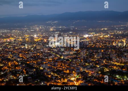 Nächtliches Stadtpanorama mit beleuchteten Gebäuden. Luftaufnahme einer modernen Stadt bei Nacht. Nachtpanorama urbane Silhouetten, eine Symphonie von Lichtern. Stockfoto