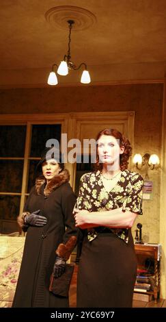 l-r: Stockard Channing (Bessie Berger), Jodie Whittaker (Hennie Berger) in WAKE AND SING! Von Clifford Odets im Almeida Theatre, London N1 09/2007 Design: Tim Shortall Beleuchtung: Paul Pyant Regie: Michael Attenborough Stockfoto