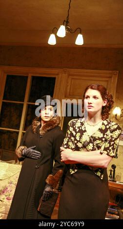 l-r: Stockard Channing (Bessie Berger), Jodie Whittaker (Hennie Berger) in WAKE AND SING! Von Clifford Odets im Almeida Theatre, London N1 09/2007 Design: Tim Shortall Beleuchtung: Paul Pyant Regie: Michael Attenborough Stockfoto