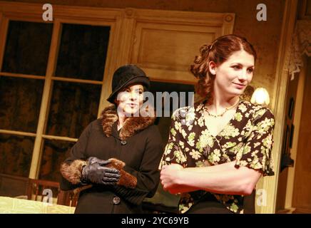 l-r: Stockard Channing (Bessie Berger), Jodie Whittaker (Hennie Berger) in WAKE AND SING! Von Clifford Odets im Almeida Theatre, London N1 09/2007 Design: Tim Shortall Beleuchtung: Paul Pyant Regie: Michael Attenborough Stockfoto