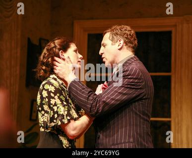 Jodie Whittaker (Hennie Berger), Nigel Lindsay (Moe Axelrod) in AWAKE AND SING! Von Clifford Odets im Almeida Theatre, London N1 09/2007 Design: Tim Shortall Beleuchtung: Paul Pyant Regie: Michael Attenborough Stockfoto