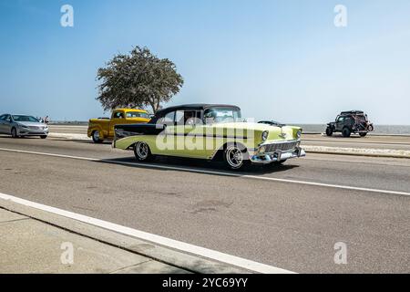 Gulfport, MS - 04. Oktober 2023: Weitwinkelansicht eines Chevrolet Bel Air Cabriolets aus dem Jahr 1956 auf einer lokalen Autoshow. Stockfoto