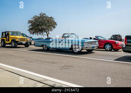 Gulfport, MS - 04. Oktober 2023: Weitwinkelansicht eines Ford Galaxie 500 Cabriolets aus dem Jahr 1963 auf einer lokalen Autoshow. Stockfoto