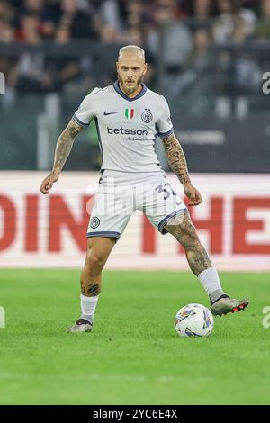 Der italienische Inter-Verteidiger Federico Dimarco kontrolliert den Ball während des Fußballspiels der Serie A zwischen AS Roma und Inter am 20. Oktober 2024 im Olimpico-Stadion in Rom. Stockfoto