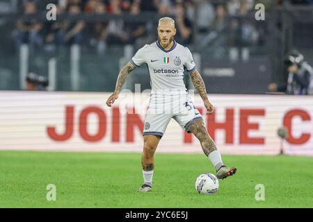 Der italienische Inter-Verteidiger Federico Dimarco kontrolliert den Ball während des Fußballspiels der Serie A zwischen AS Roma und Inter am 20. Oktober 2024 im Olimpico-Stadion in Rom. Stockfoto