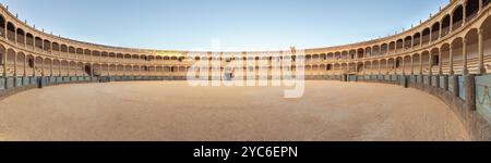 Ronda, Spanien, montag. september 2024. Panoramablick auf die Stierkampfarena in Ronda. Provinz Malaga, Andalusien, Spanien Stockfoto