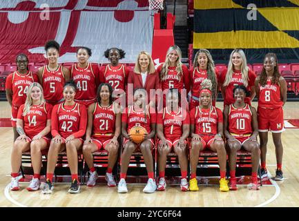 College Park, USA. Oktober 2024. COLLEGE PARK, MD - 21. OKTOBER: Die Spieler posieren für das Teamfoto mit Brenda Frese, Cheftrainer der Maryland Terrapins Women's Basketball Team Media Day am 21. Oktober 2024 im Xfinity Center in College Park, Maryland. (Foto: Tony Quinn/SipaUSA) Credit: SIPA USA/Alamy Live News Stockfoto