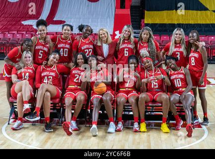 College Park, USA. Oktober 2024. COLLEGE PARK, MD - 21. OKTOBER: Spieler posieren für das Goofy Team Foto mit Maryland Terrapins Cheftrainer Brenda Frese während des Maryland Terrapins Women's Basketball Team Medientages am 21. Oktober 2024 im Xfinity Center in College Park, Maryland. (Foto: Tony Quinn/SipaUSA) Credit: SIPA USA/Alamy Live News Stockfoto