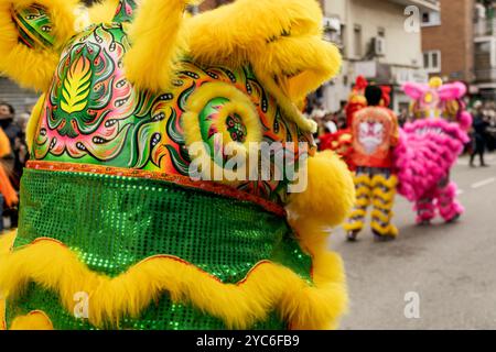 Person im gelben Löwenkostüm, der chinesischen Löwentanz für Glück und Wohlstand auf einem Neujahrsfest aufführt Stockfoto