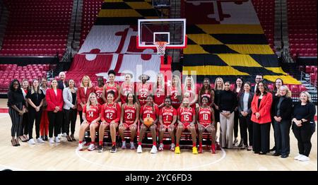 College Park, USA. Oktober 2024. COLLEGE PARK, MD - 21. OKTOBER: Die Spieler posieren für das Teamfoto mit Brenda Frese und Staff der Maryland Terrapins Women's Basketball Team Media Day am 21. Oktober 2024 im Xfinity Center in College Park, Maryland. (Foto: Tony Quinn/SipaUSA) Credit: SIPA USA/Alamy Live News Stockfoto